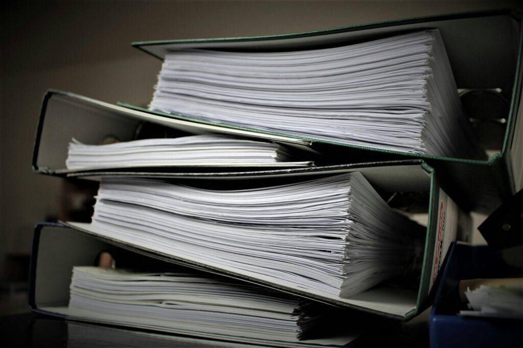 Expedientes clínicos en papel sin sistema digital en consultorio dental