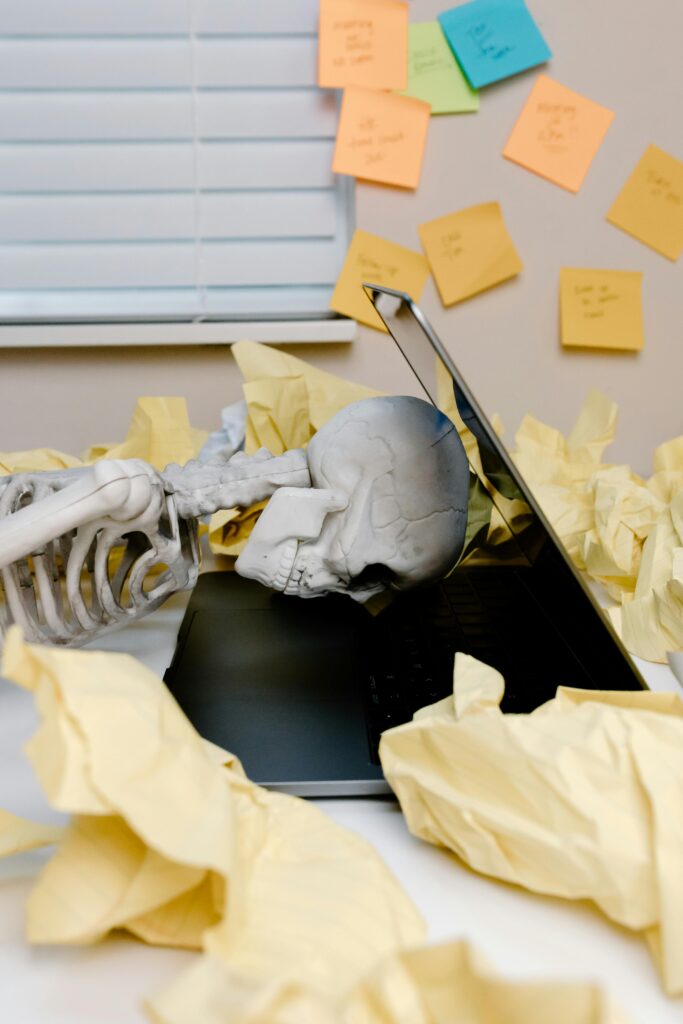 Caos en agenda de consultorio dental con notas y desorganización